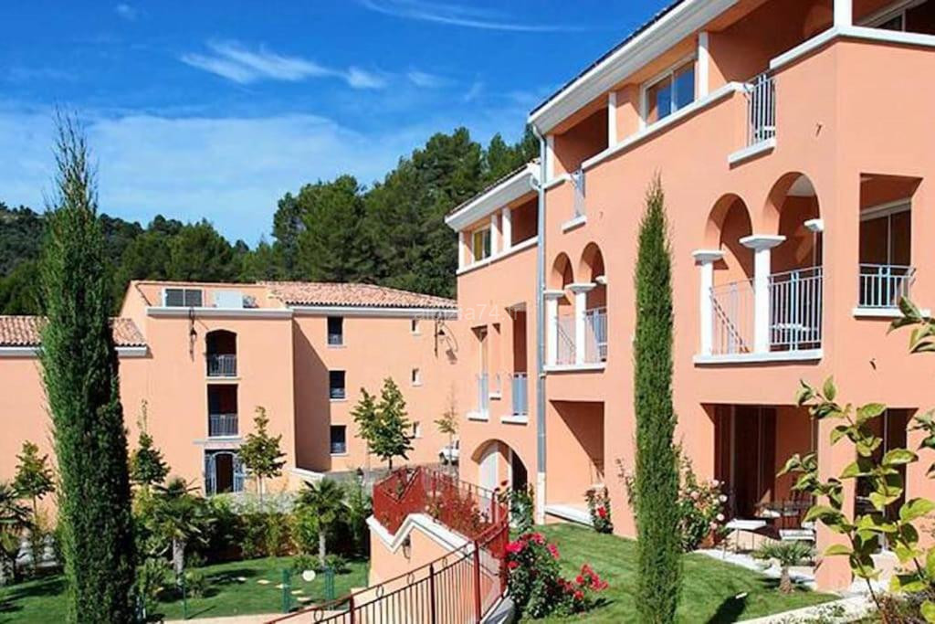 Photo de Two rooms appartment in residence with pool