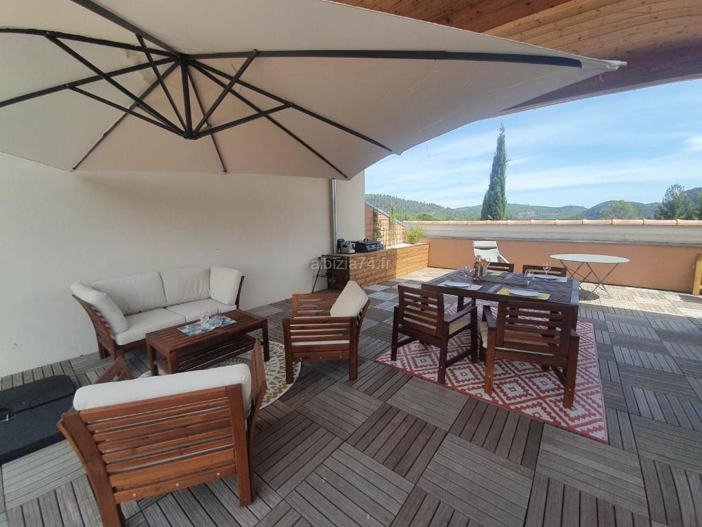 Photo de Terrasse 130m2 panoramique avec Climatisation Piscine - 3 chambres