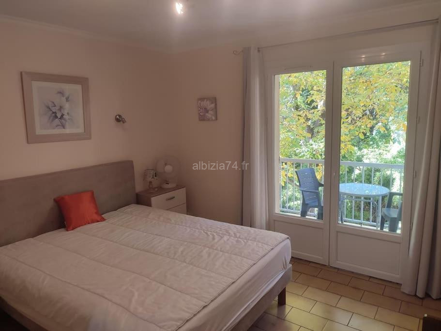 Photo de T 1 avec terrasse face rivière à 1 min des thermes