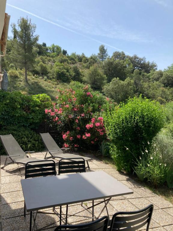 Photo de T2 Classé 2* calme au coeur du village provençale