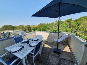 Photo de l'Appartements Le Blanc-Martel - Piscine, Climatisation & Parking à Gréoux-les-Bains