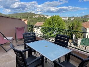 Joli appartement avec terrasse Baccara à Gréoux-les-Bains
